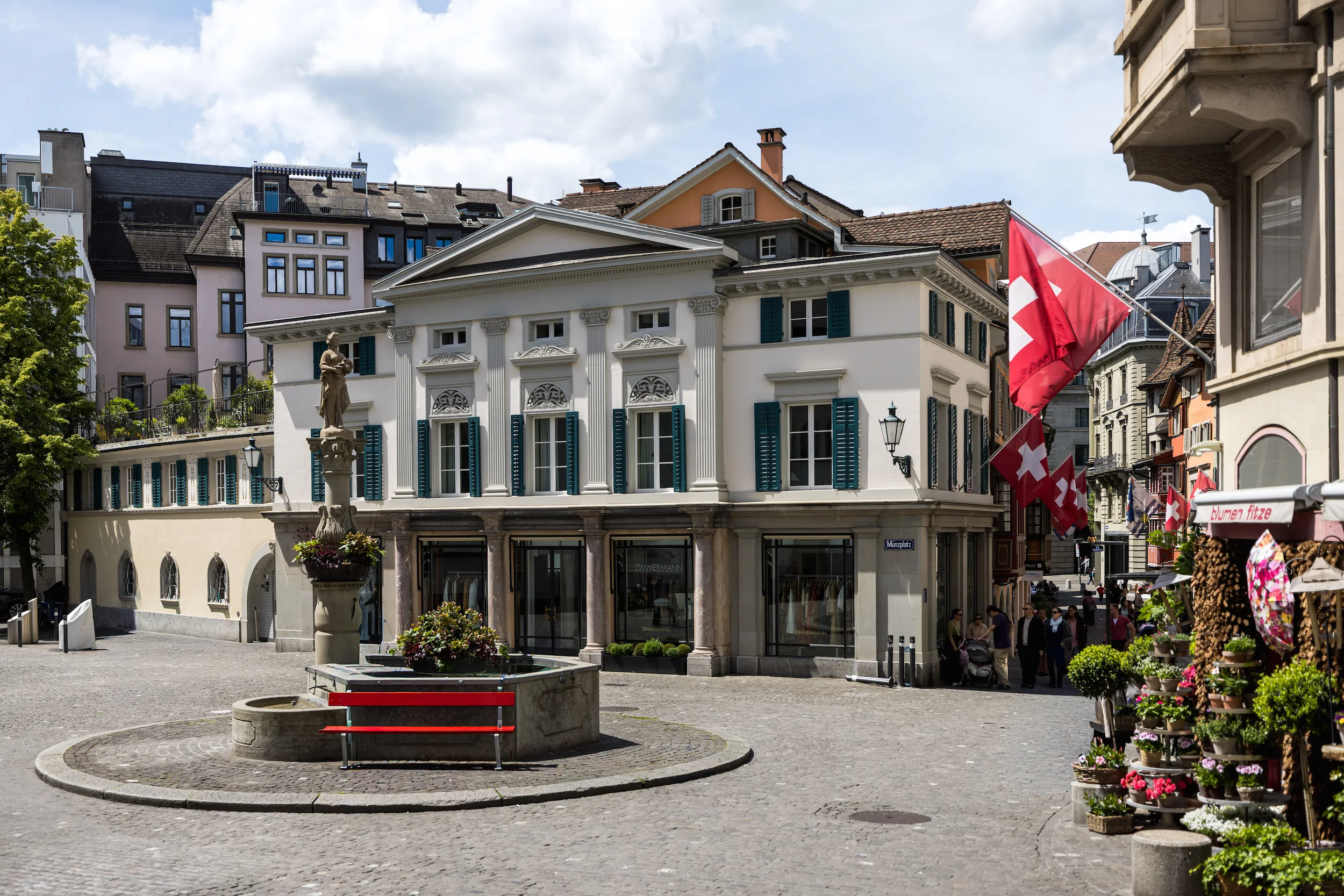 Neu gestrichene Fassade eines Wohngebäudes