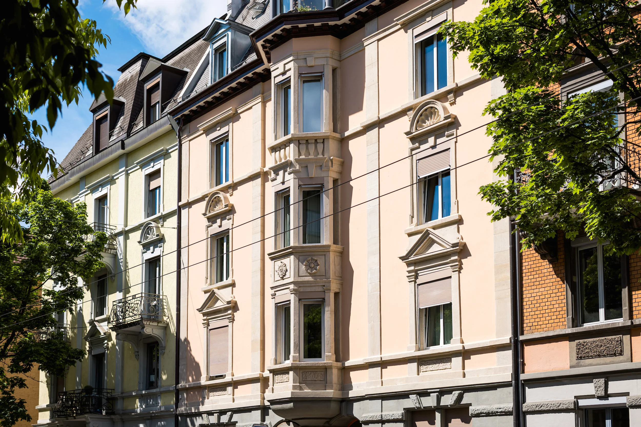 Frisch gestrichene historische Fassade